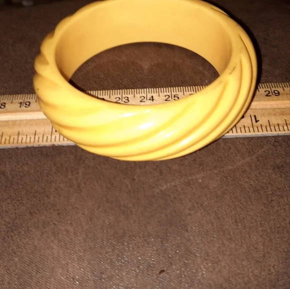 Vintage MCM Bakelite buttery yellow Swirl Bangle Bracelet - Picture 5 of 6